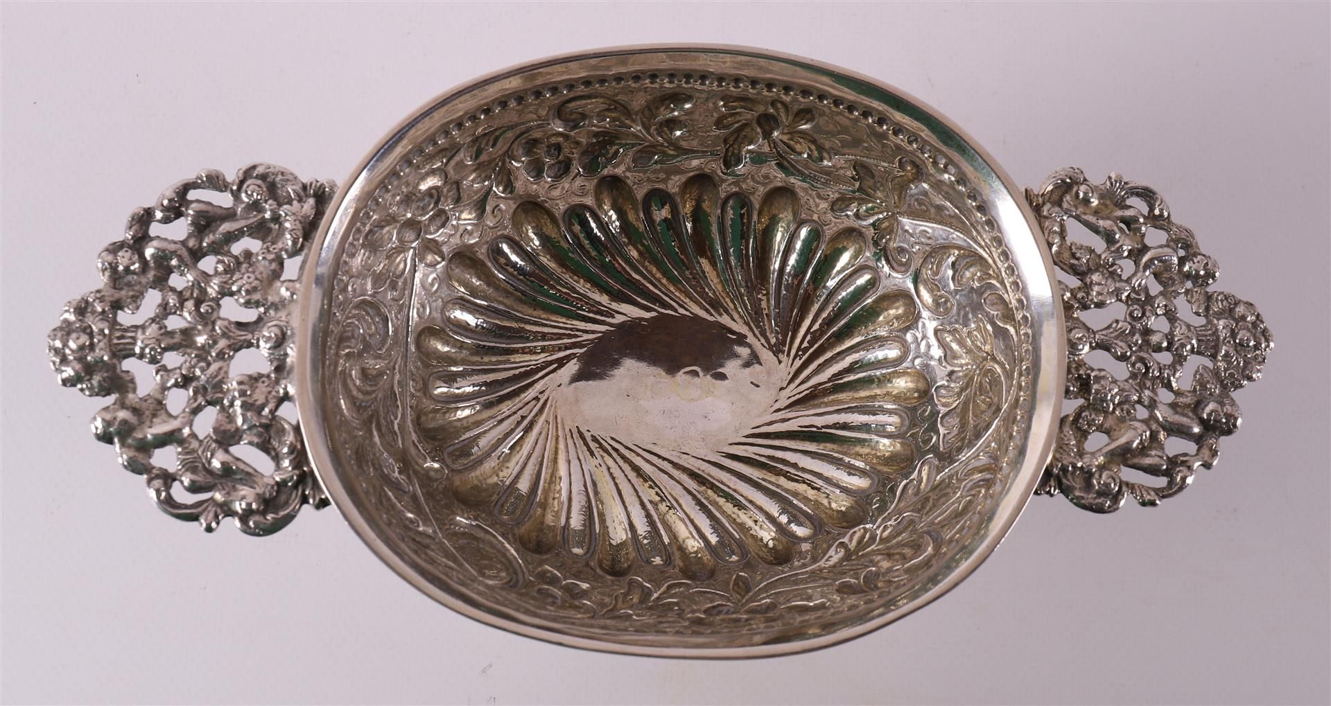 A second grade 835/1000 silver oval brandy bowl, Friesland, around 1900. - Bild 3 aus 4