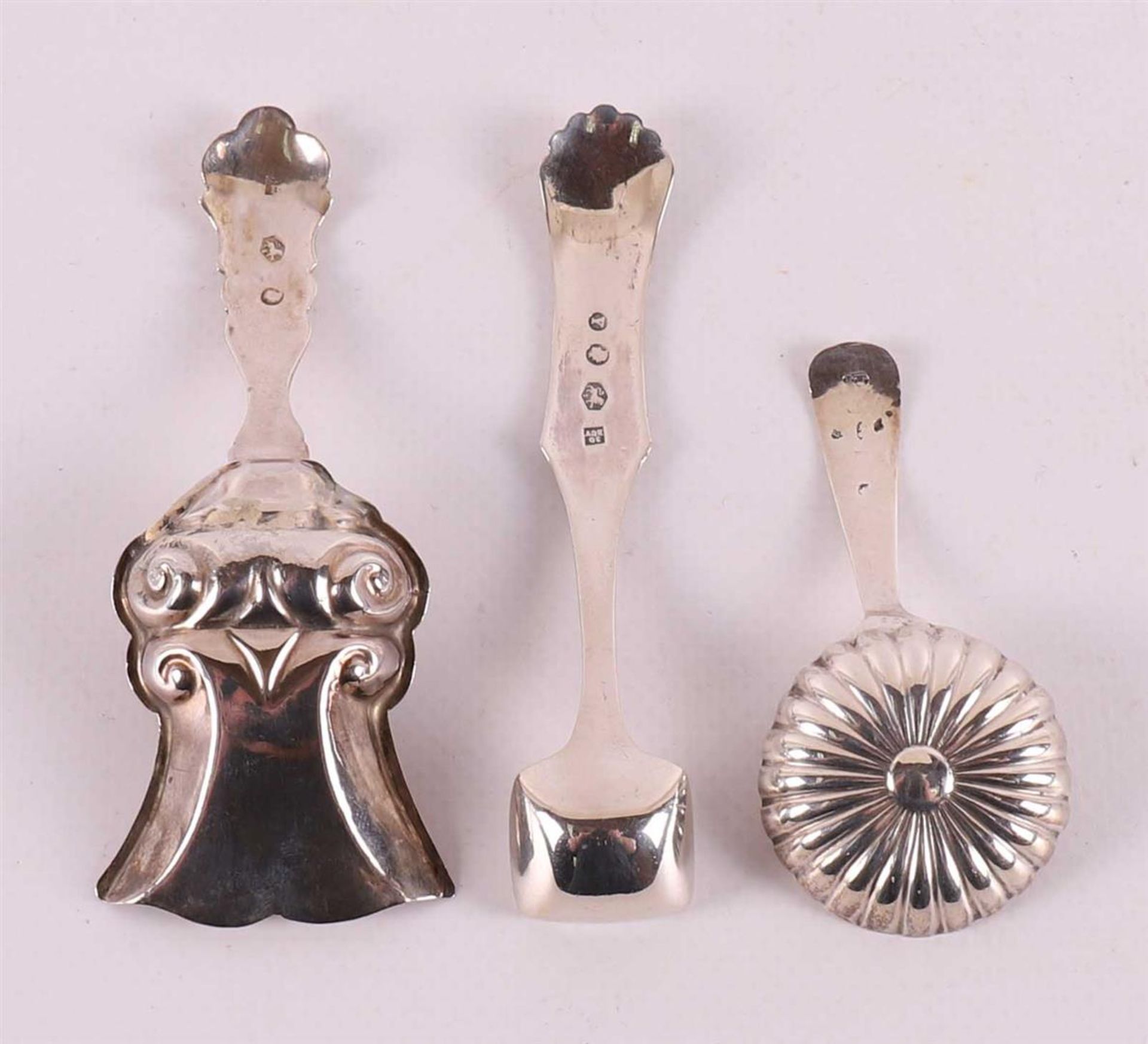 A silver tea spoon, mustard spoon and sugar spoon, 19th century. - Bild 2 aus 2