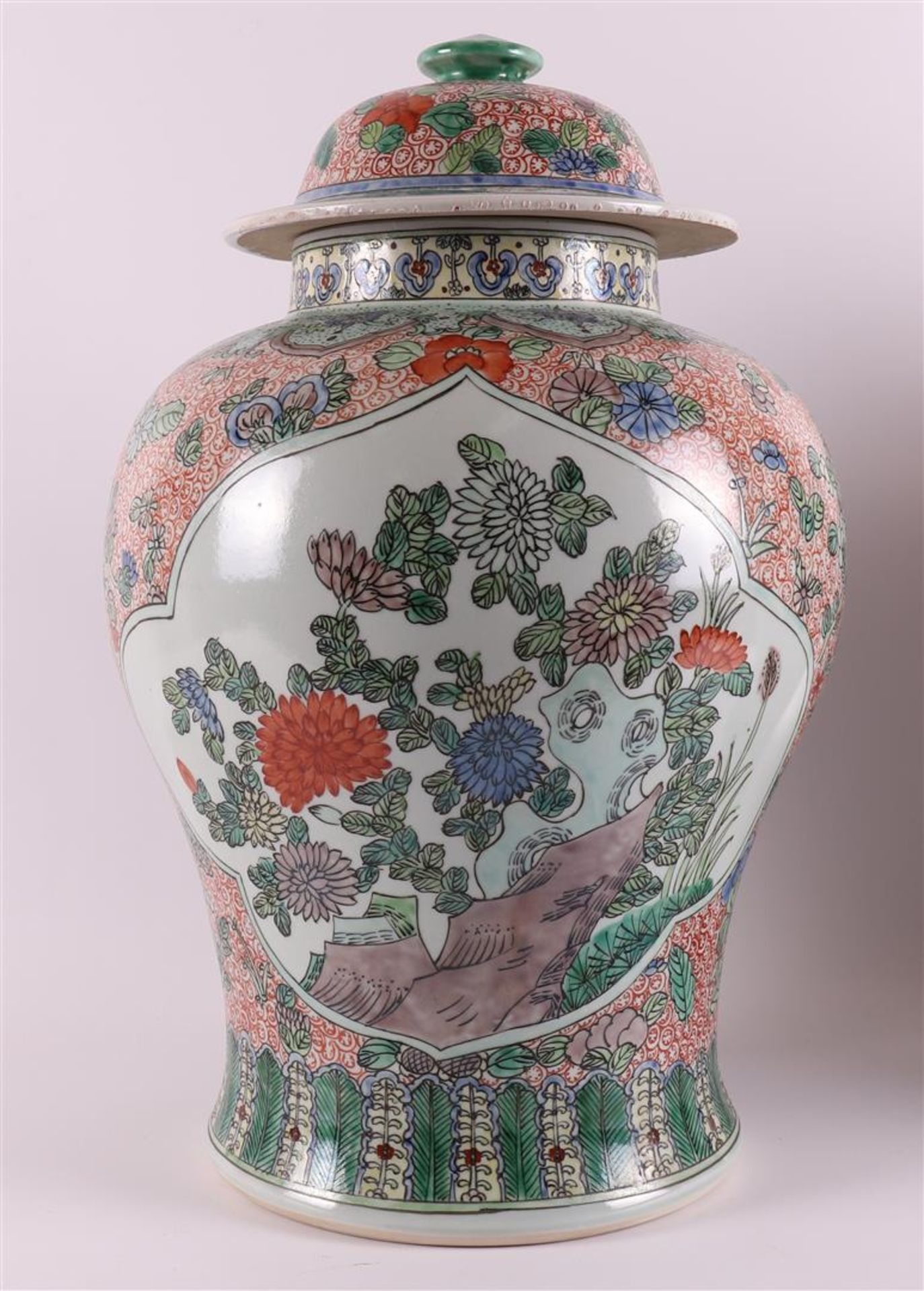 A pair of baluster-shaped famille verte covered vases, China, 20th/21st century. - Image 4 of 24