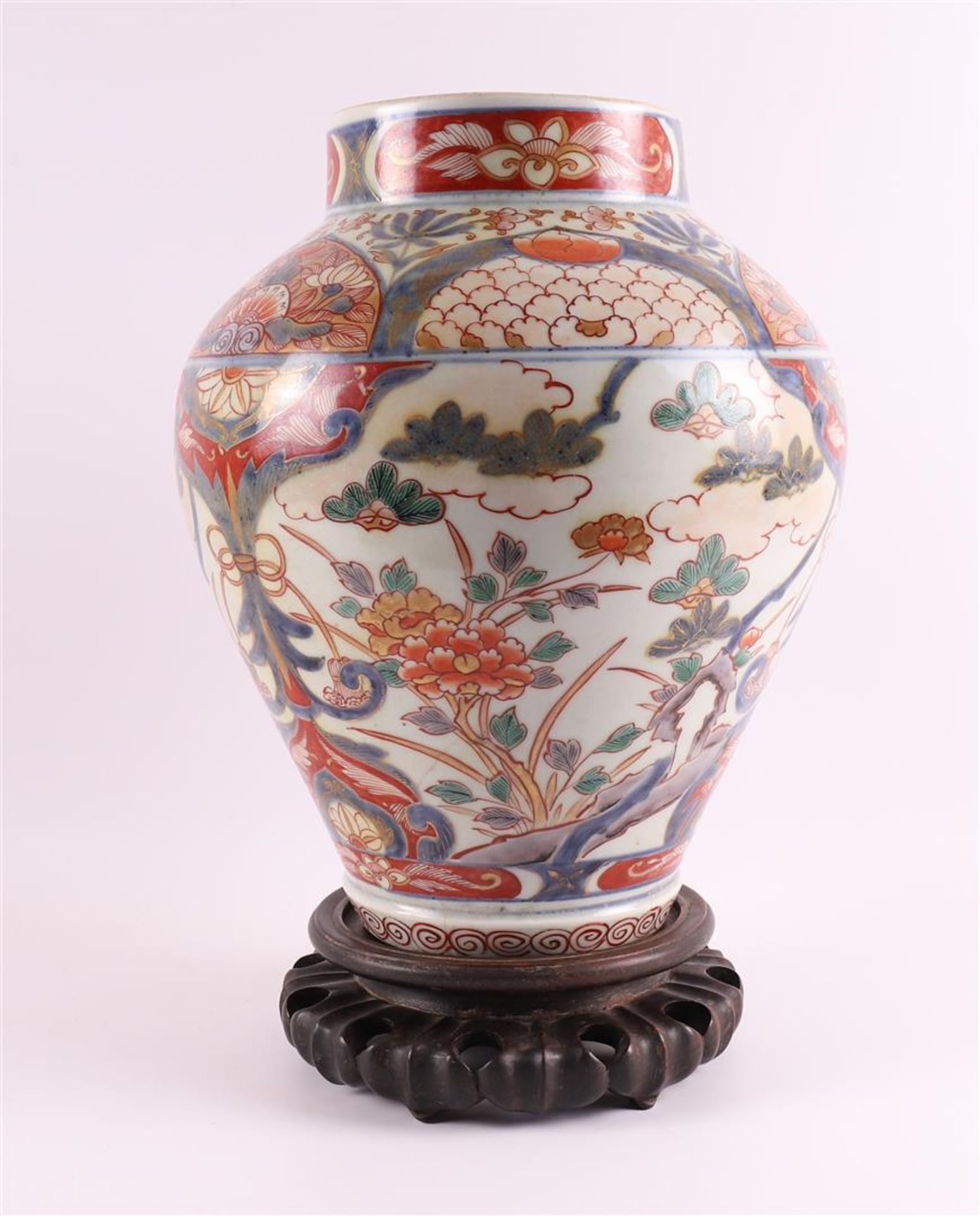 A porcelain Imari vase, Japan, Edo, early 18th century. - Bild 5 aus 11