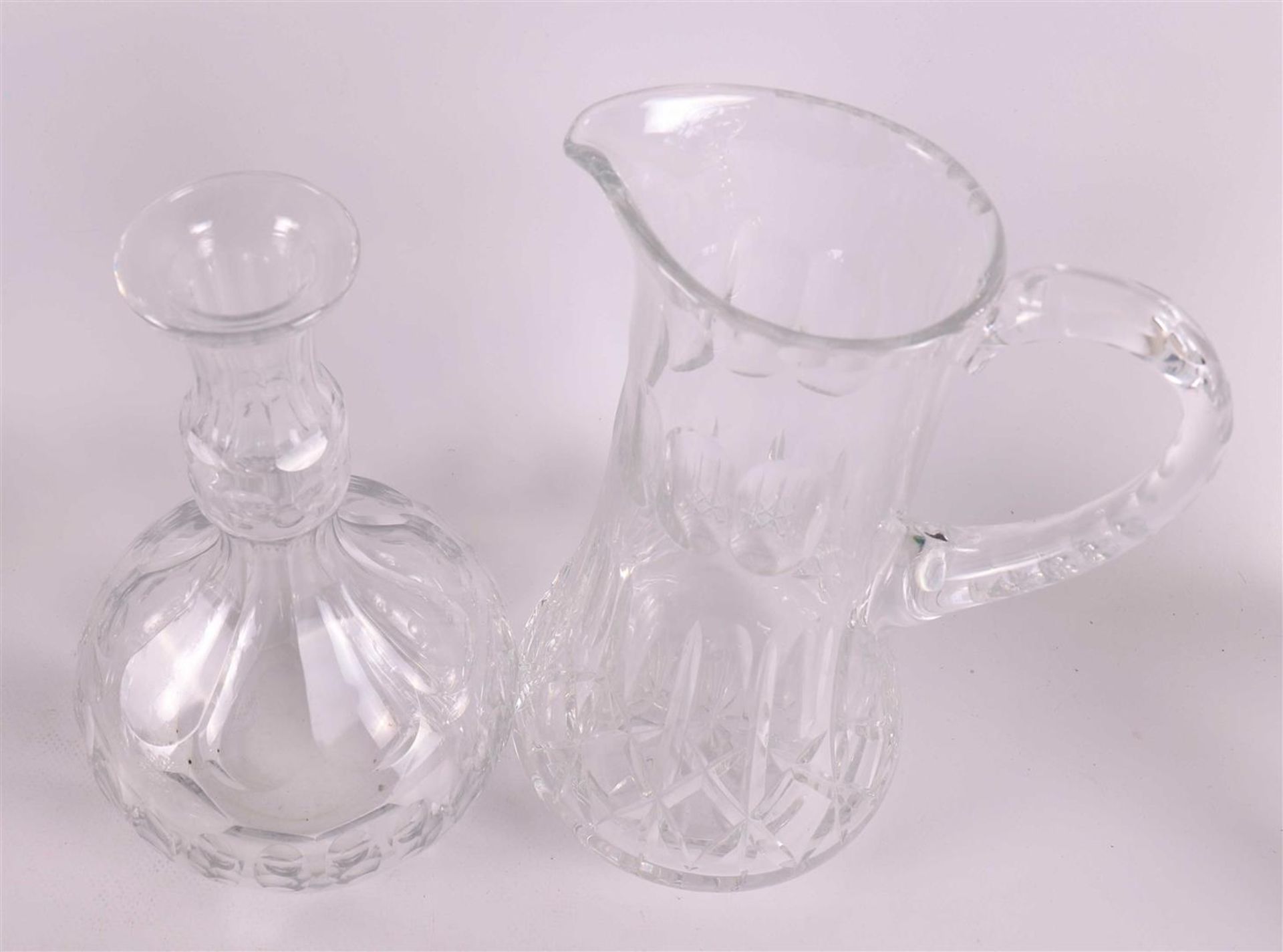 A lot of various glass and crystal, including decanters and jug, 20th century - Bild 2 aus 8
