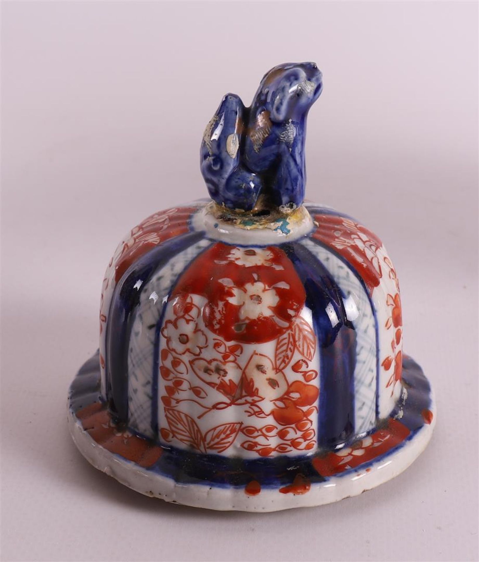 An Imari lidded jar and a pair of Imari vases, floral decor, all Japan, 1900 - Image 10 of 14