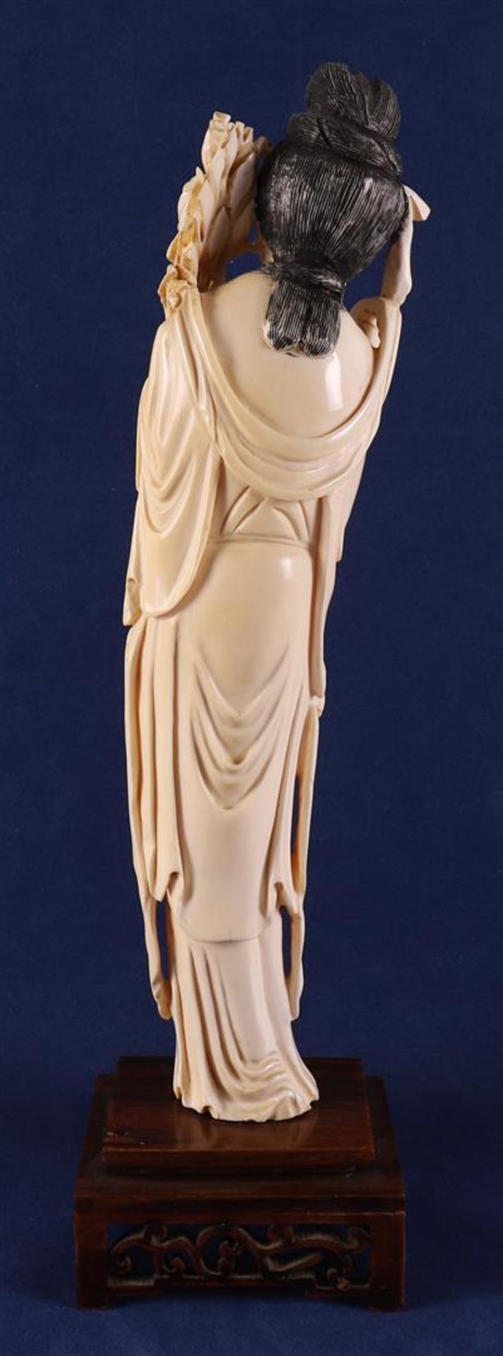 A carved ivory Guanyin, so-called immortal 'He Xiangu', China, Guanxu - Image 4 of 6