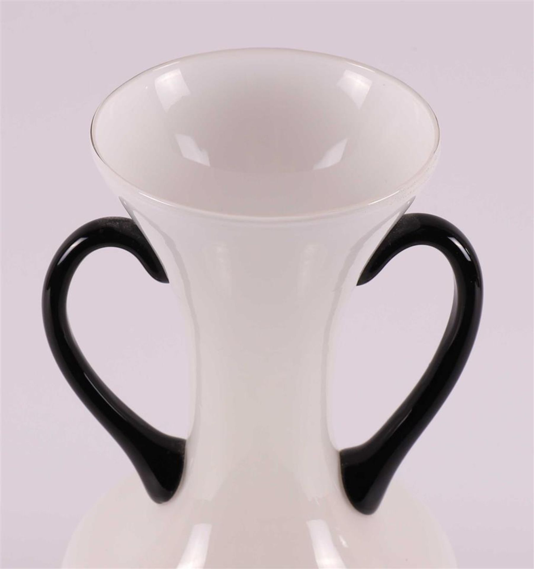 A white glass Art Deco vase with black glass handles and base, France, ca. 1920 - Bild 4 aus 4