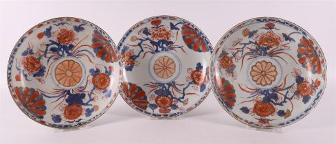 A series of three Chinese Imari plates, China, Kangxi, around 1700.
