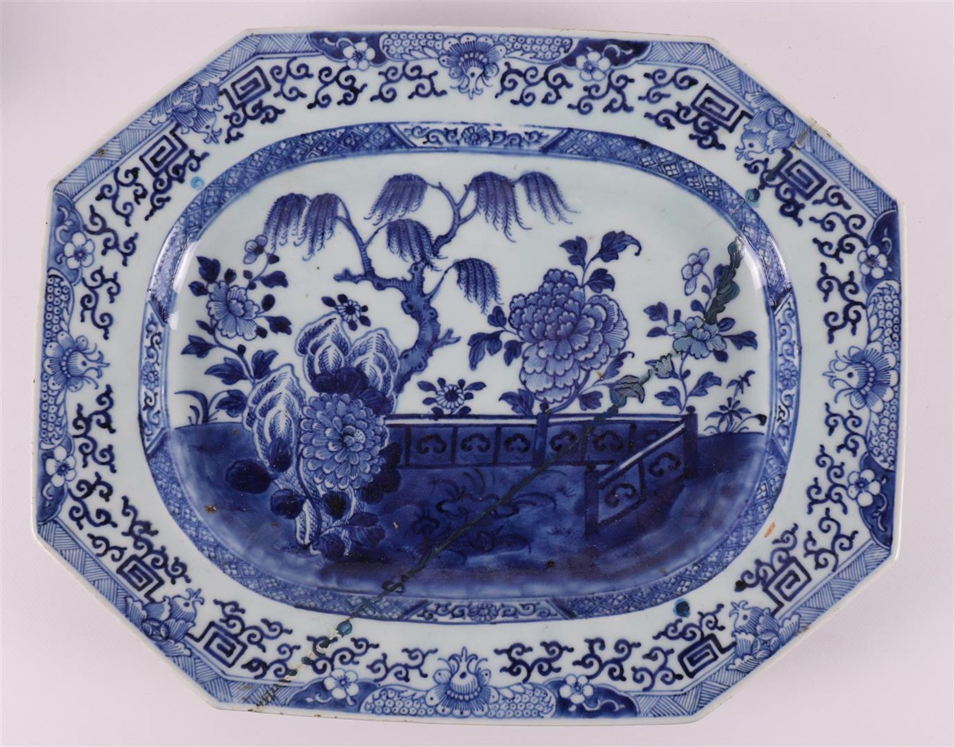 A rectangular blue/white porcelain assiette, China, Qianlong 18th century. - Image 5 of 12