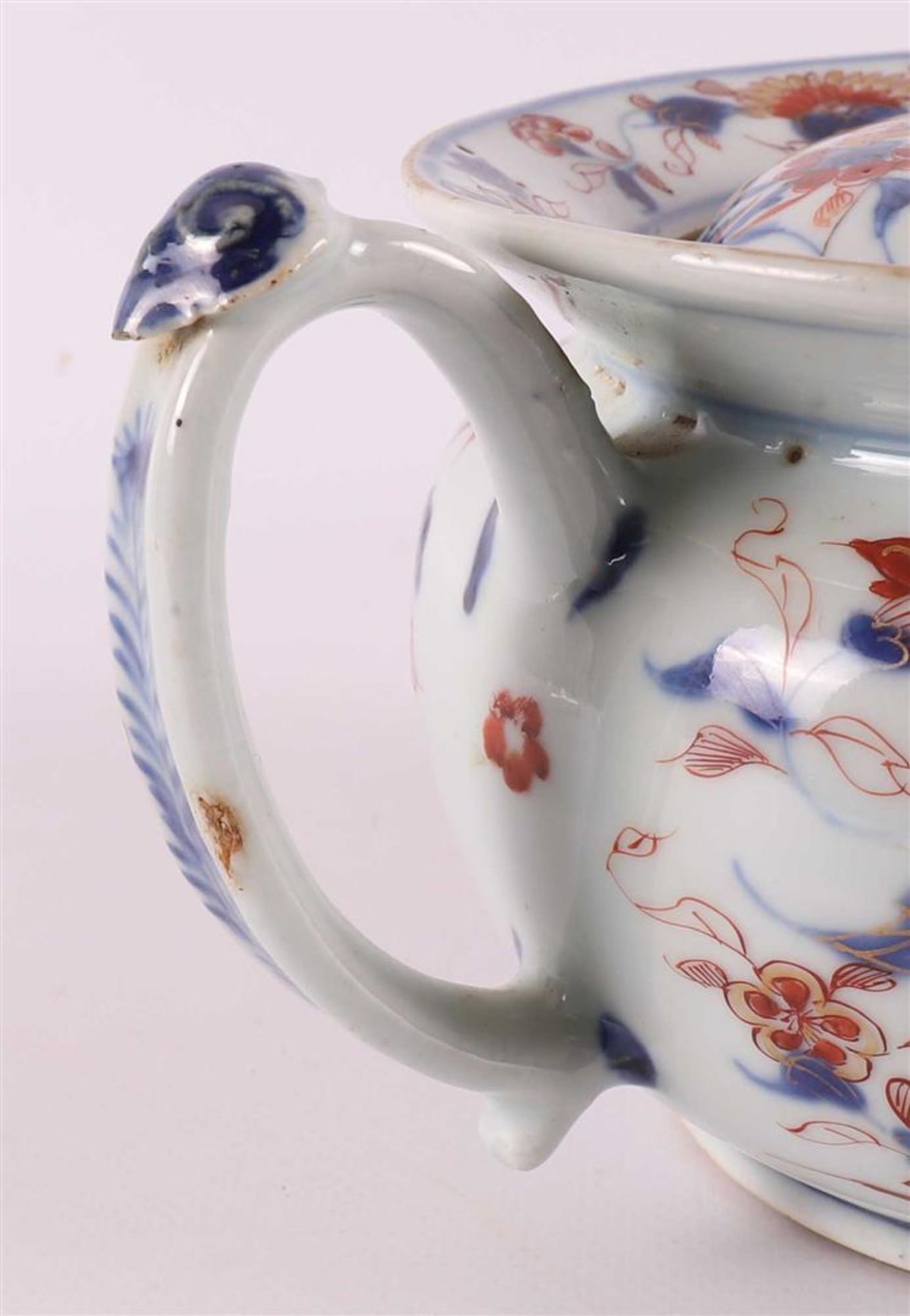 A porcelain Chinese Imari chamber pot, so-called night mirror, with lid, China,  - Image 12 of 12