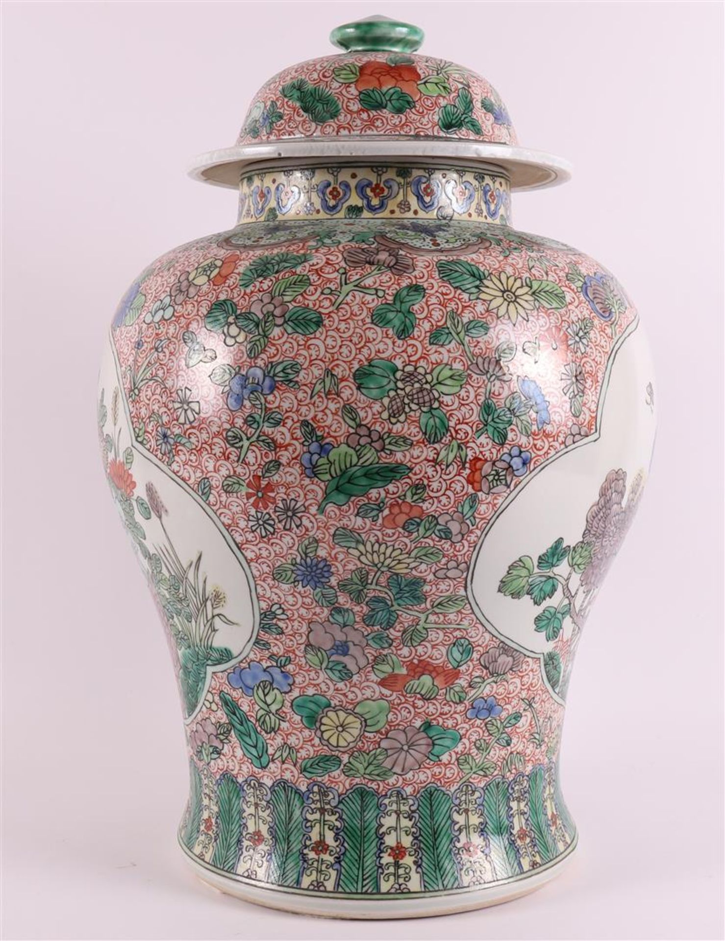 A pair of baluster-shaped famille verte covered vases, China, 20th/21st century. - Image 18 of 24