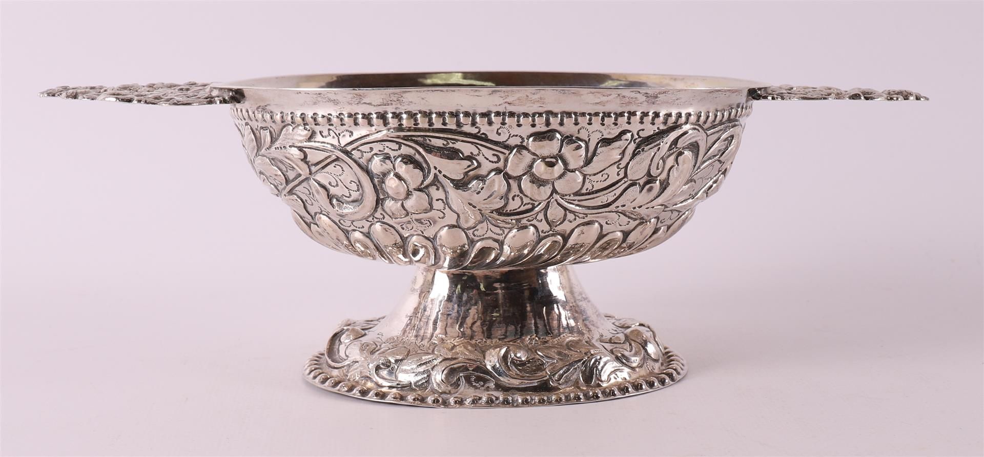 A second grade 835/1000 silver oval brandy bowl, Friesland, around 1900. - Bild 2 aus 4