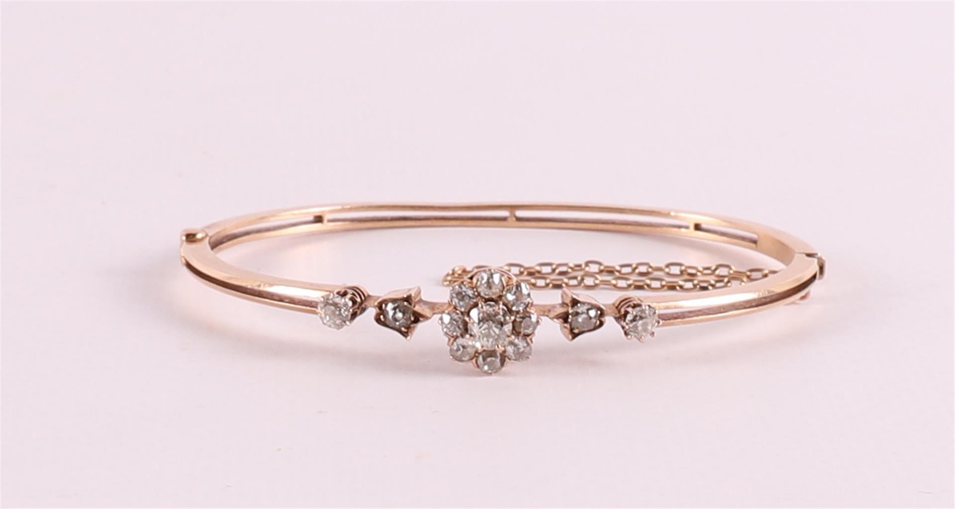 A 14 kt 585/1000 rose gold rigid bracelet with diamonds.
