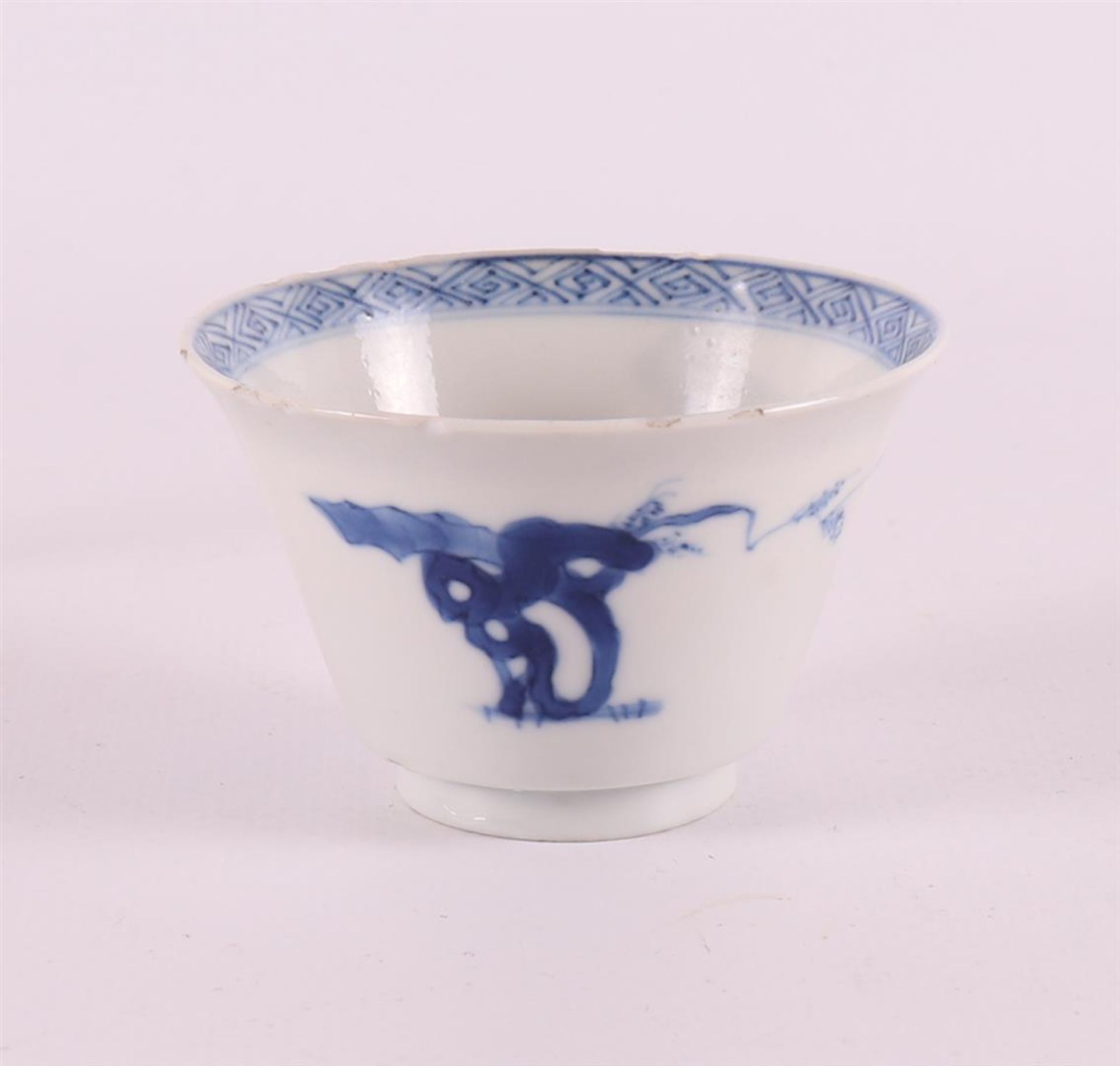 A blue/white porcelain saucer, China, Kangxi, around 1700. - Image 7 of 16