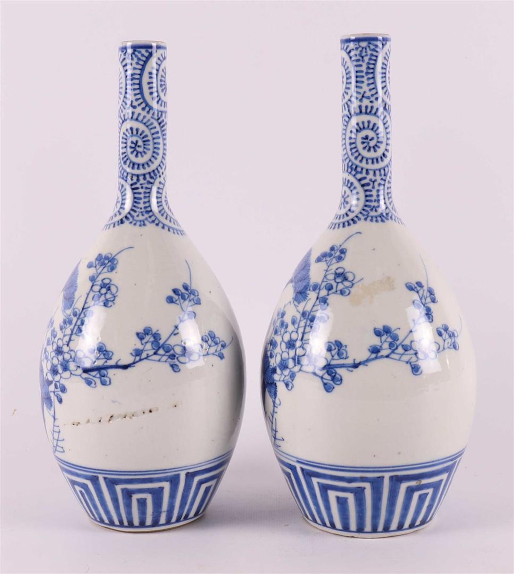 A pair of blue/white porcelain pointed vases, Japan, Meiji, around 1900. - Bild 2 aus 6