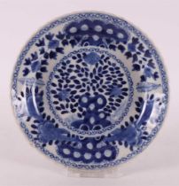 A blue/white porcelain contoured dish, China, Kangxi, around 1700.