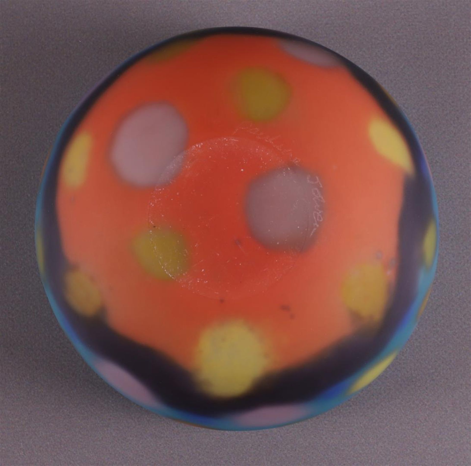 A freely blown polychrome glass vase 'Bowl zone-blue', Pauline Solven. - Image 7 of 8