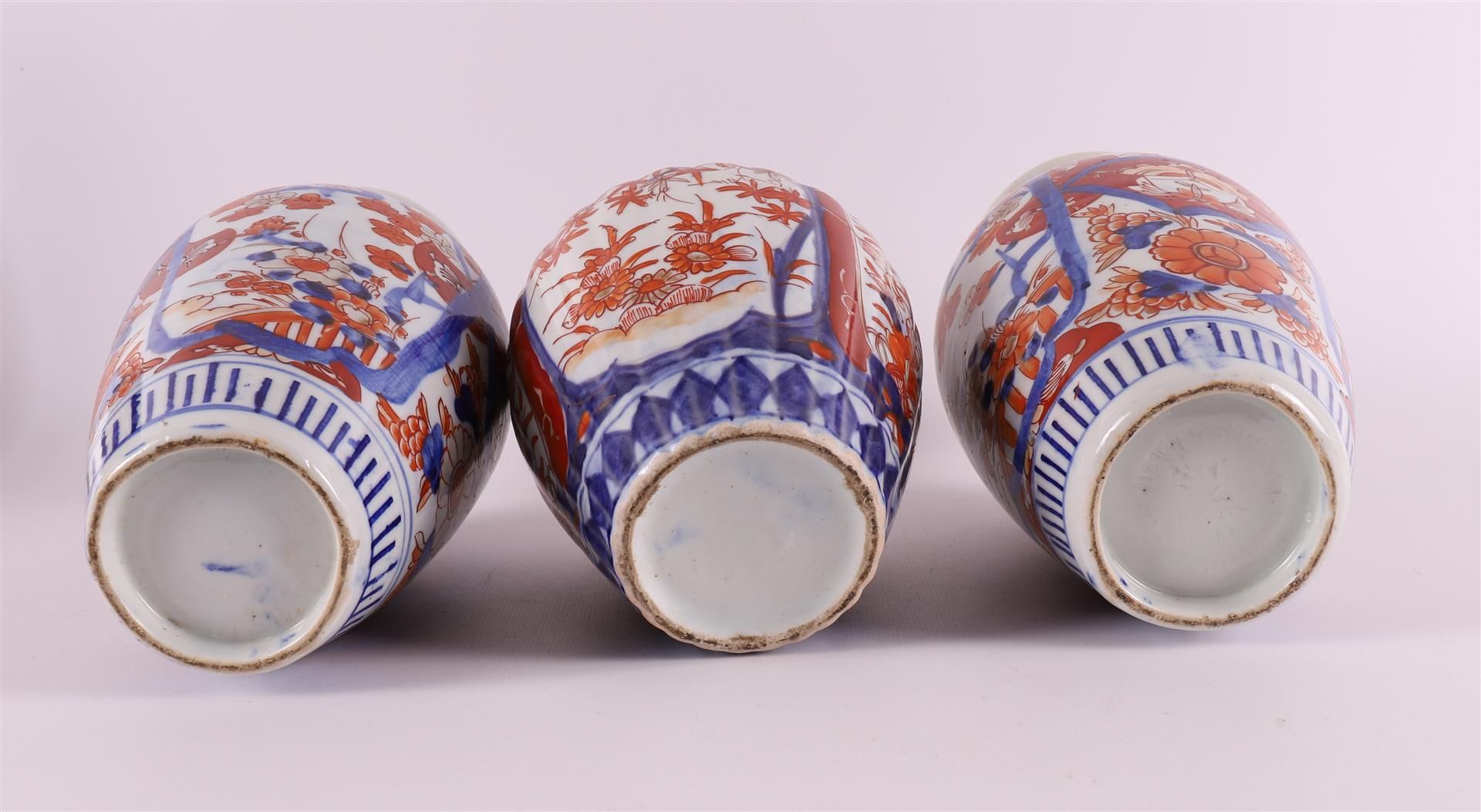 An Imari lidded jar and a pair of Imari vases, floral decor, all Japan, 1900 - Image 12 of 14