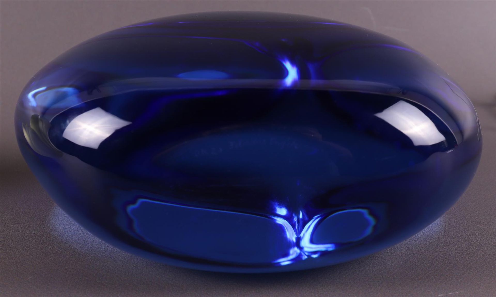 A blue and satin-finished glass object, unique 2001, Felicitas Engels-Neuhold. - Bild 9 aus 9