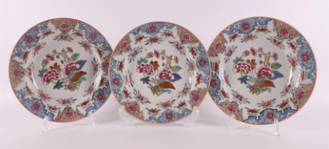 Three porcelain plates decorated in famille rose style, Frankriik, Samson