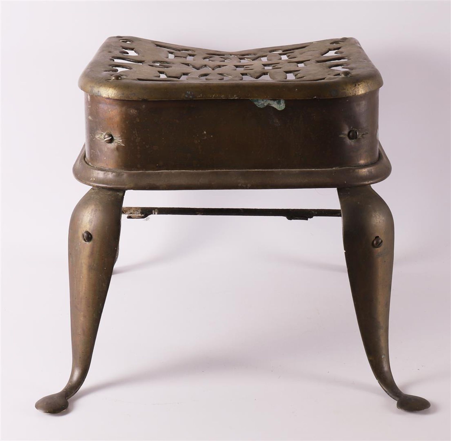 A brass and wrought iron stew stool, England 19th century, - Bild 2 aus 3