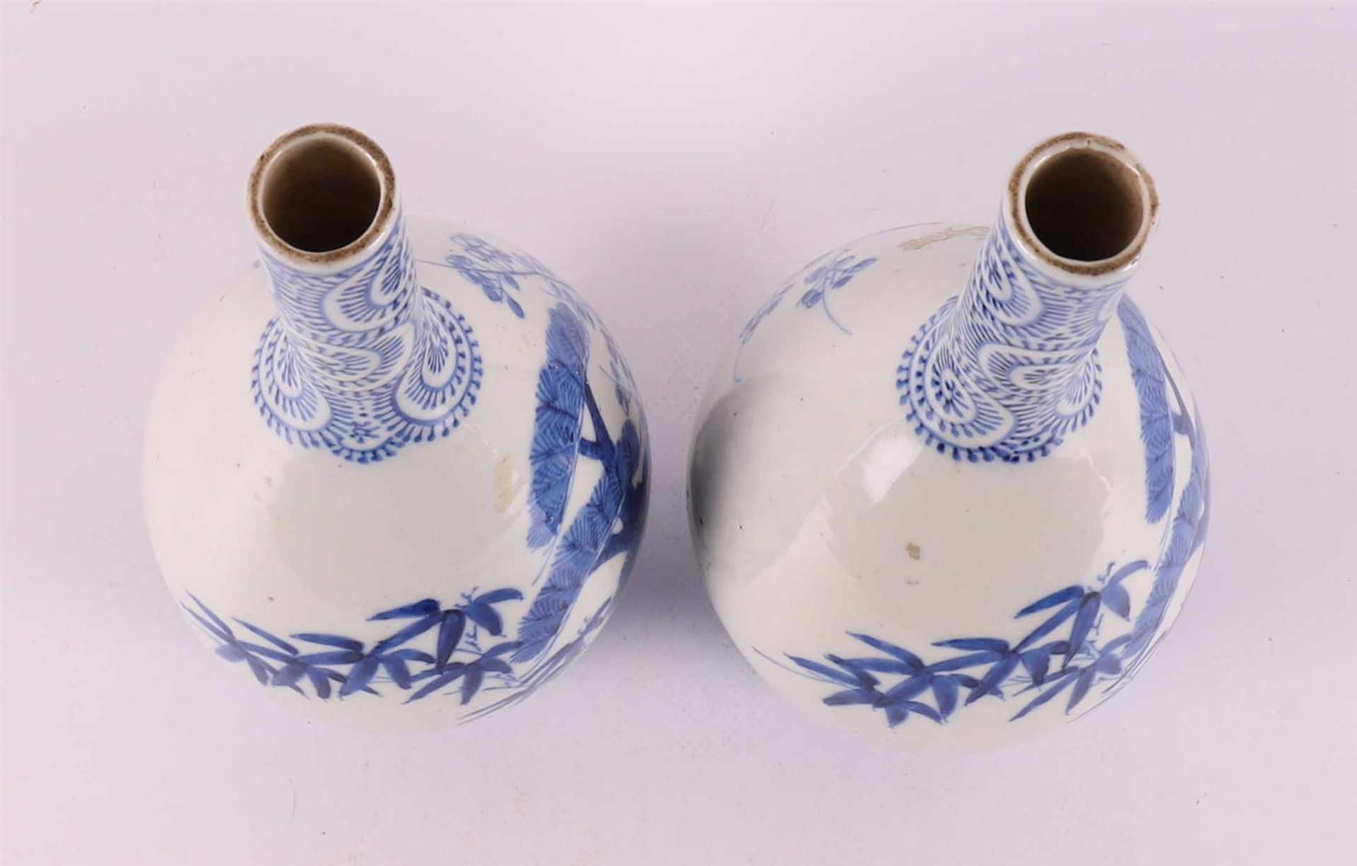 A pair of blue/white porcelain pointed vases, Japan, Meiji, around 1900. - Bild 5 aus 6