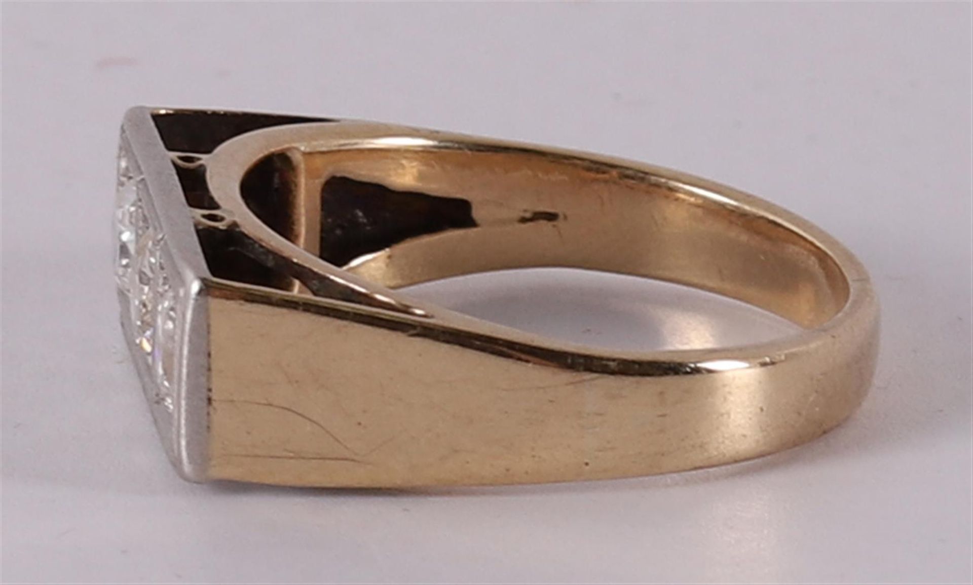 A 14 kt gold vintage men's ring with 3 diamonds. - Bild 2 aus 2