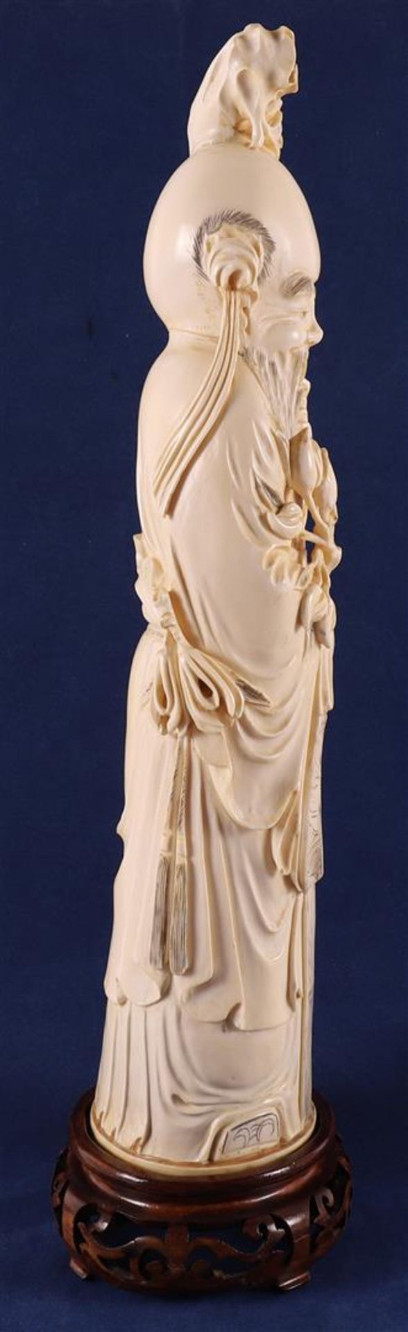 A carved ivory Shou Lao, China, Guangxu (1875-1908), around 1900. - Image 7 of 9