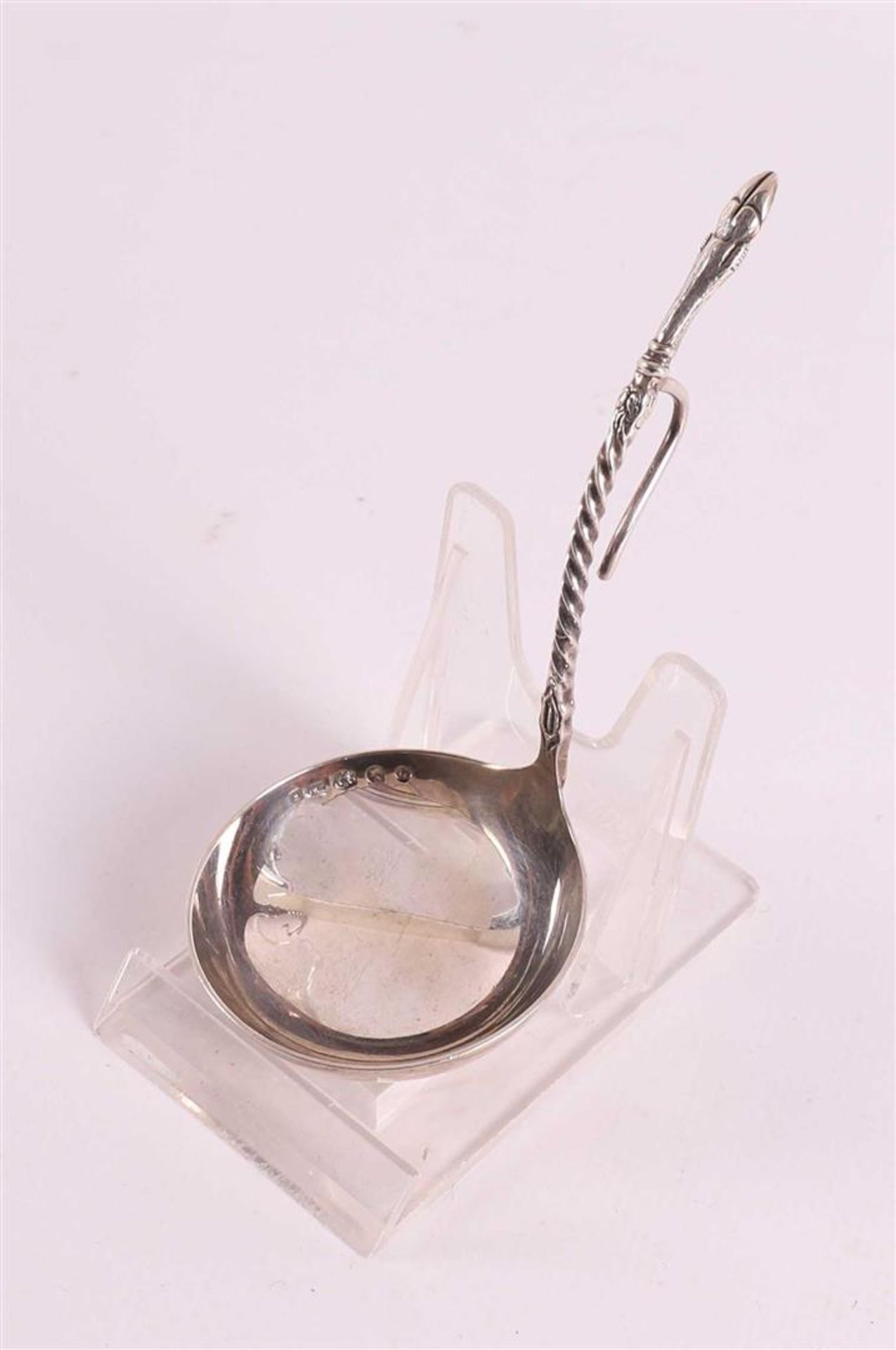 A lot of silver consisting of: cream spoon, tea strainer and drip tray, 19th/20t - Image 2 of 3