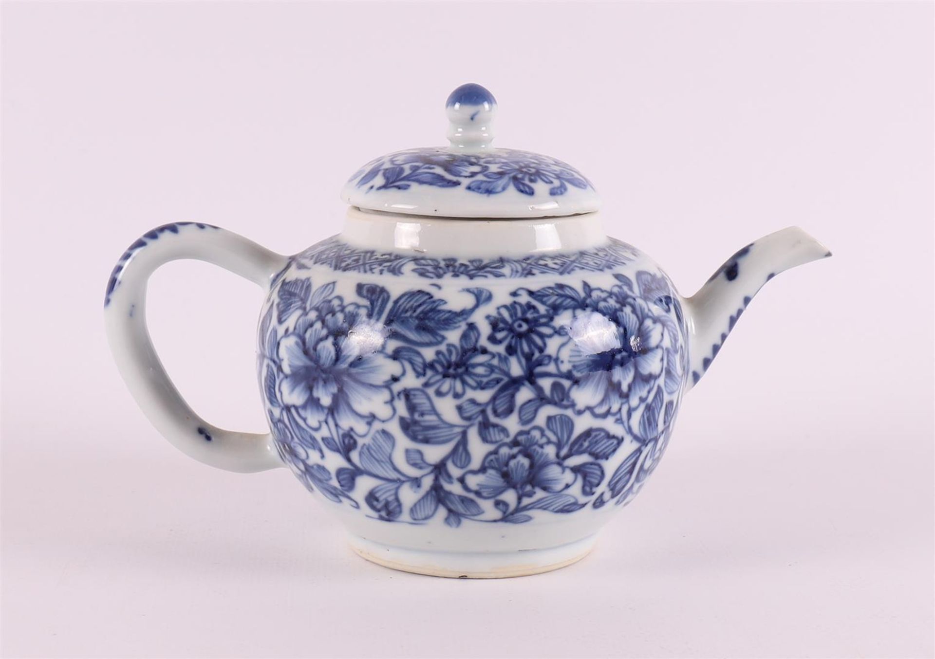 A blue/white porcelain convex teapot, China, Qianlong, 18th century. - Bild 2 aus 6