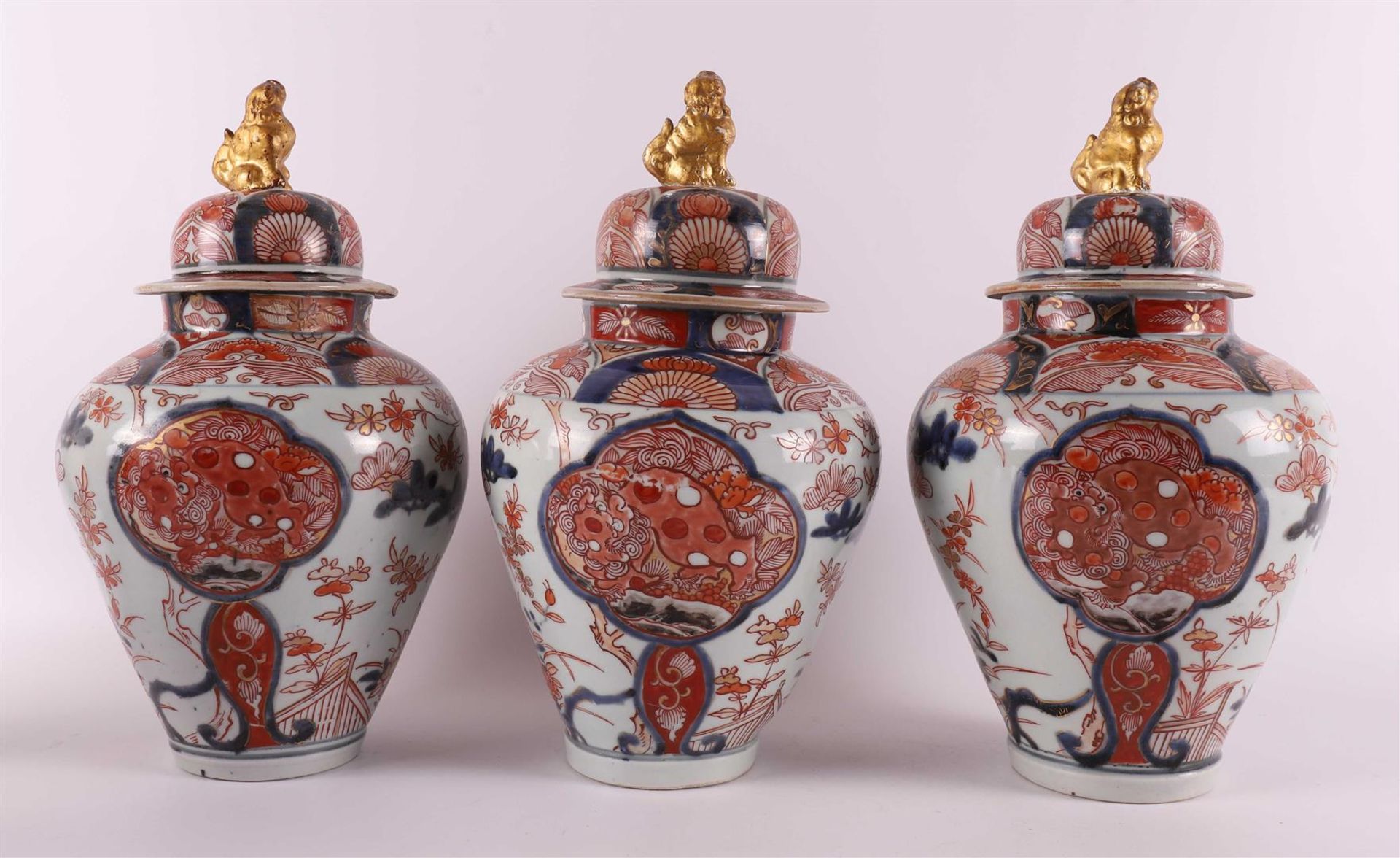 A five-piece porcelain Imari cabinet set, Japan, Edo, around 1700. - Image 5 of 20
