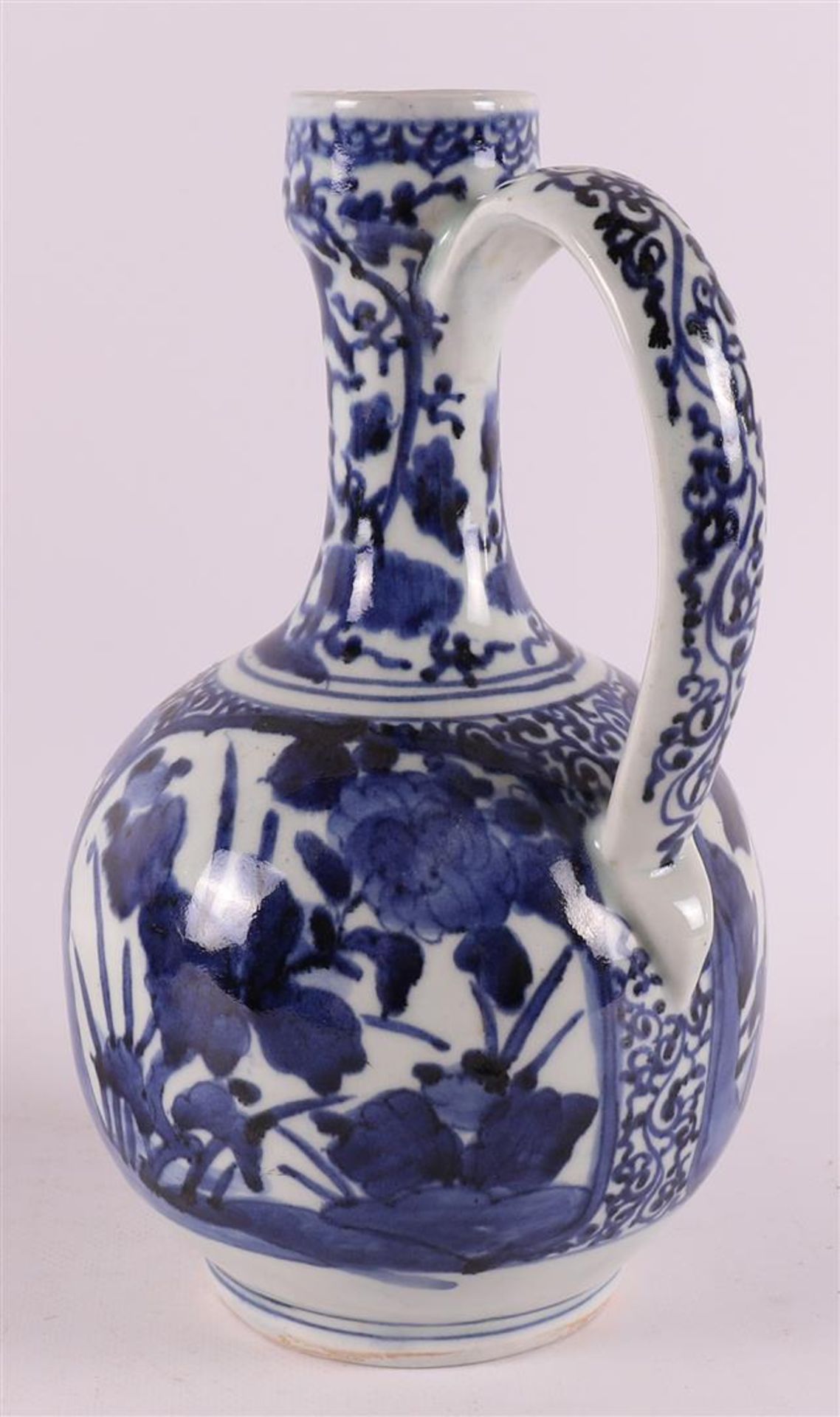 A set of blue/white porcelain jugs, Japan, Arita, 17th century. - Bild 14 aus 17
