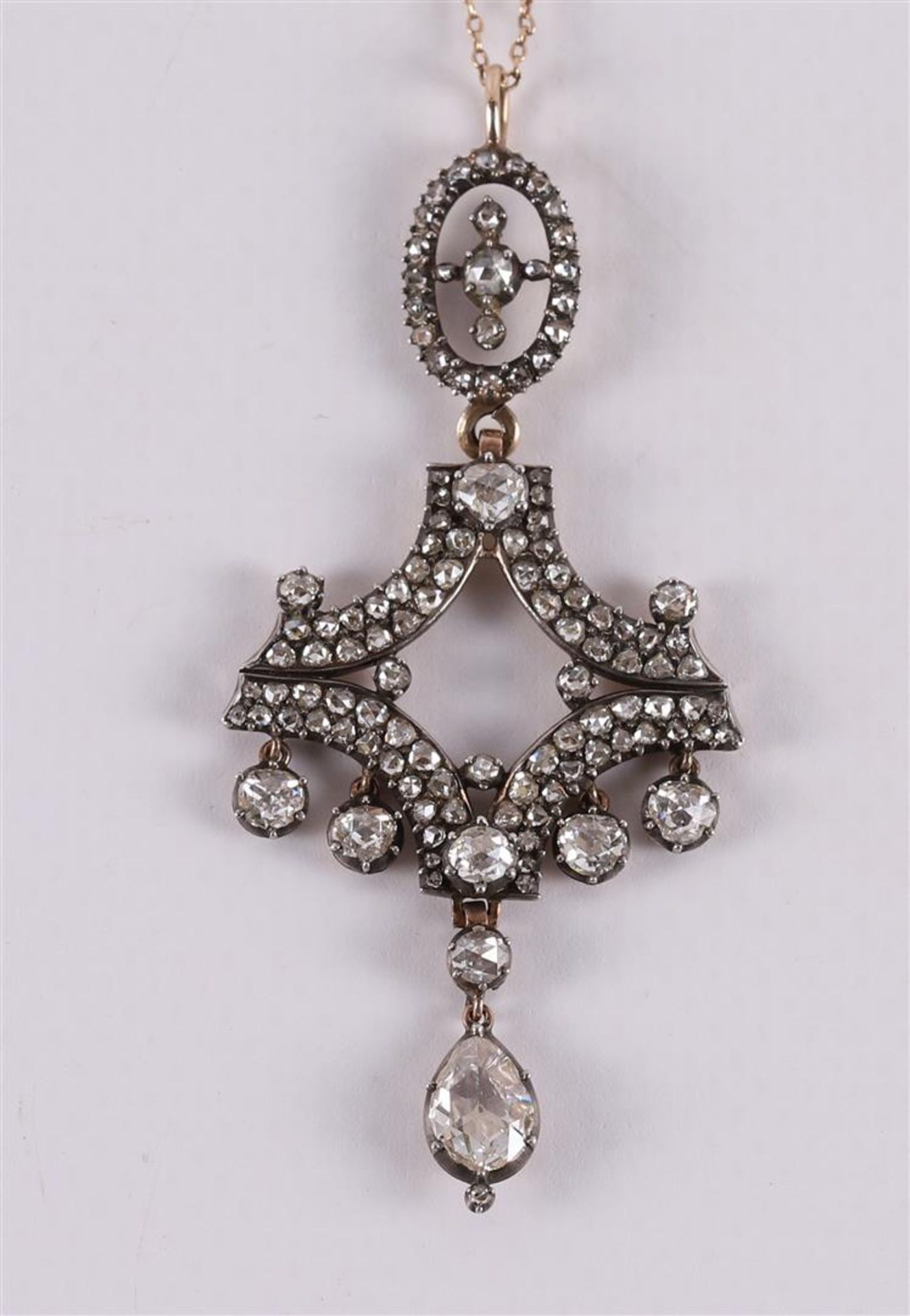 A silver-on-gold pedant with pearshape cut diamond on a necklace - Bild 2 aus 3