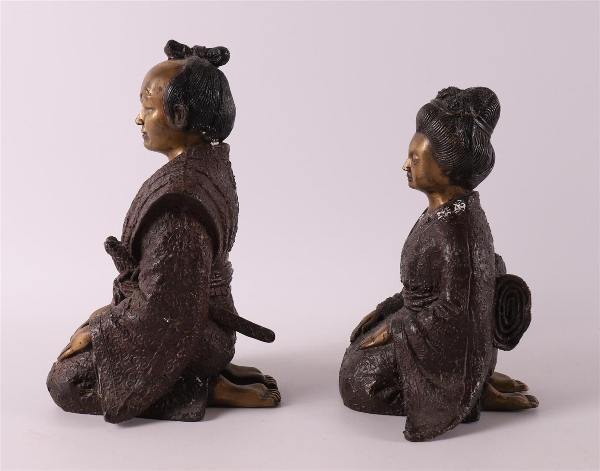 A bronze kneeling samurai and geisha, Japan, after an antique example, 20th cent - Image 2 of 3
