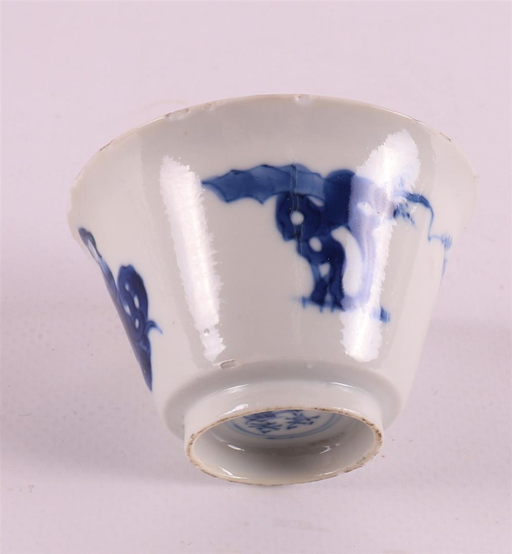 A blue/white porcelain saucer, China, Kangxi, around 1700. - Image 10 of 16
