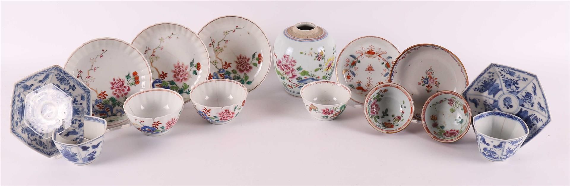 A lot of various Chinese porcelain, including cups and saucers, China 18th/19th 