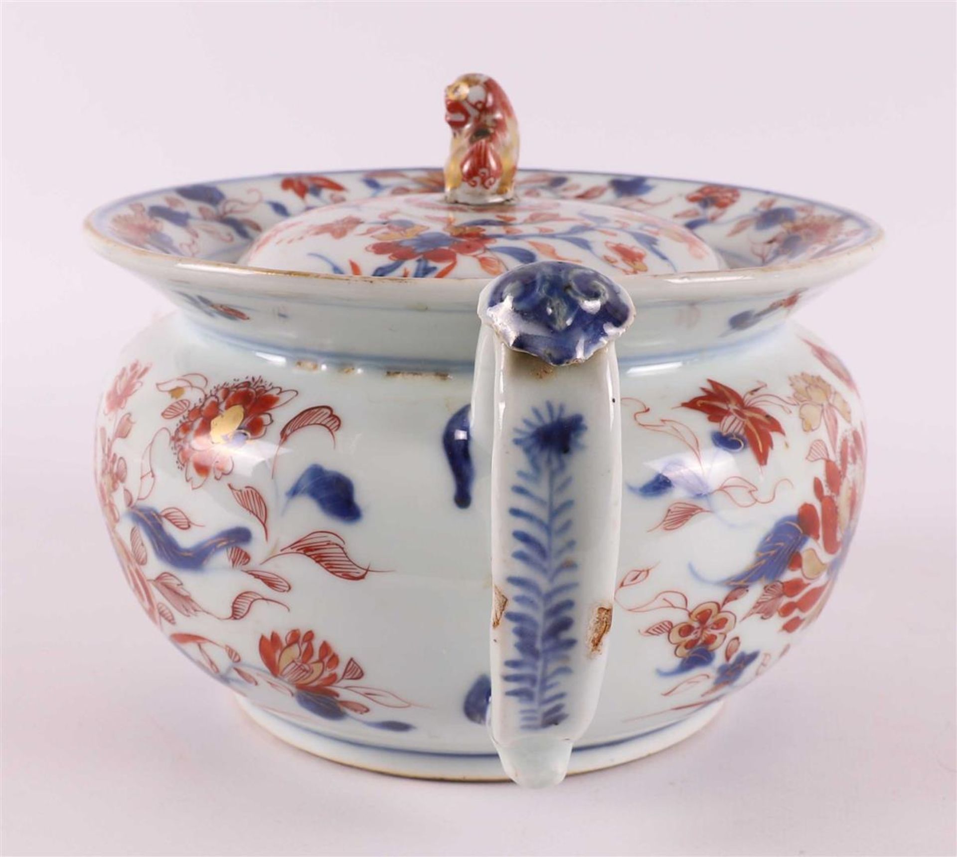 A porcelain Chinese Imari chamber pot, so-called night mirror, with lid, China,  - Bild 10 aus 12