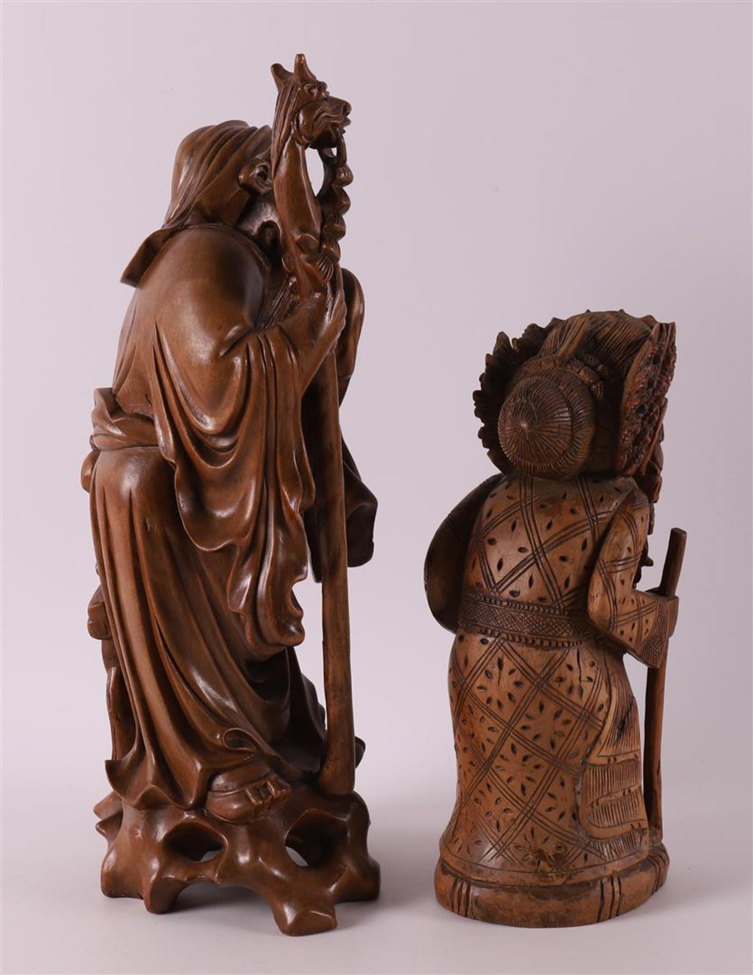 A lot of Asian art, including carved wooden sculptures and Japanese woodcuts. - Image 5 of 5