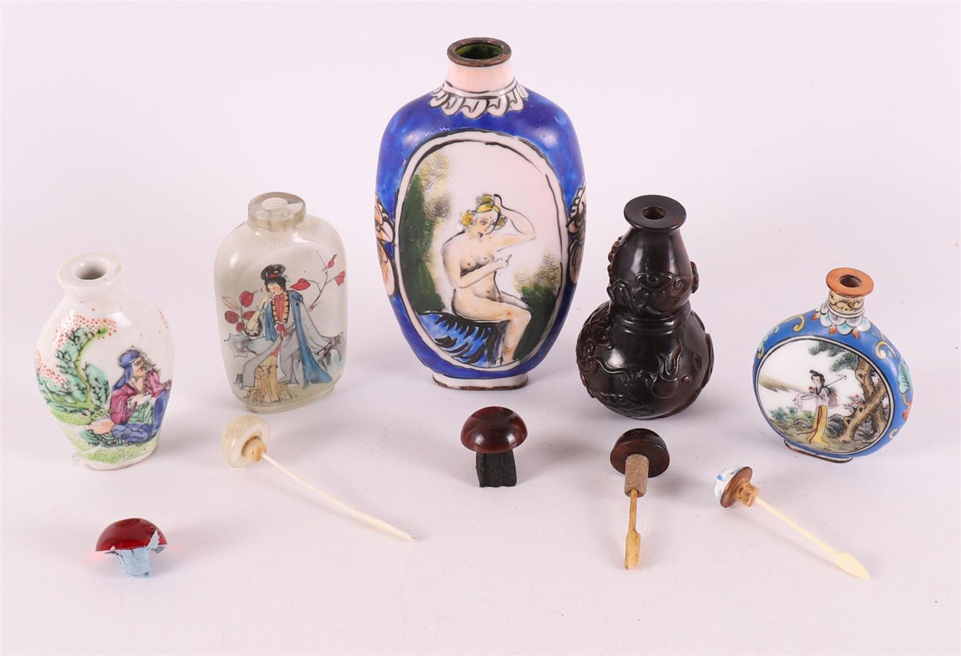 Five various snuff bottles, including enamel and glass, China, 20th century. - Bild 3 aus 3