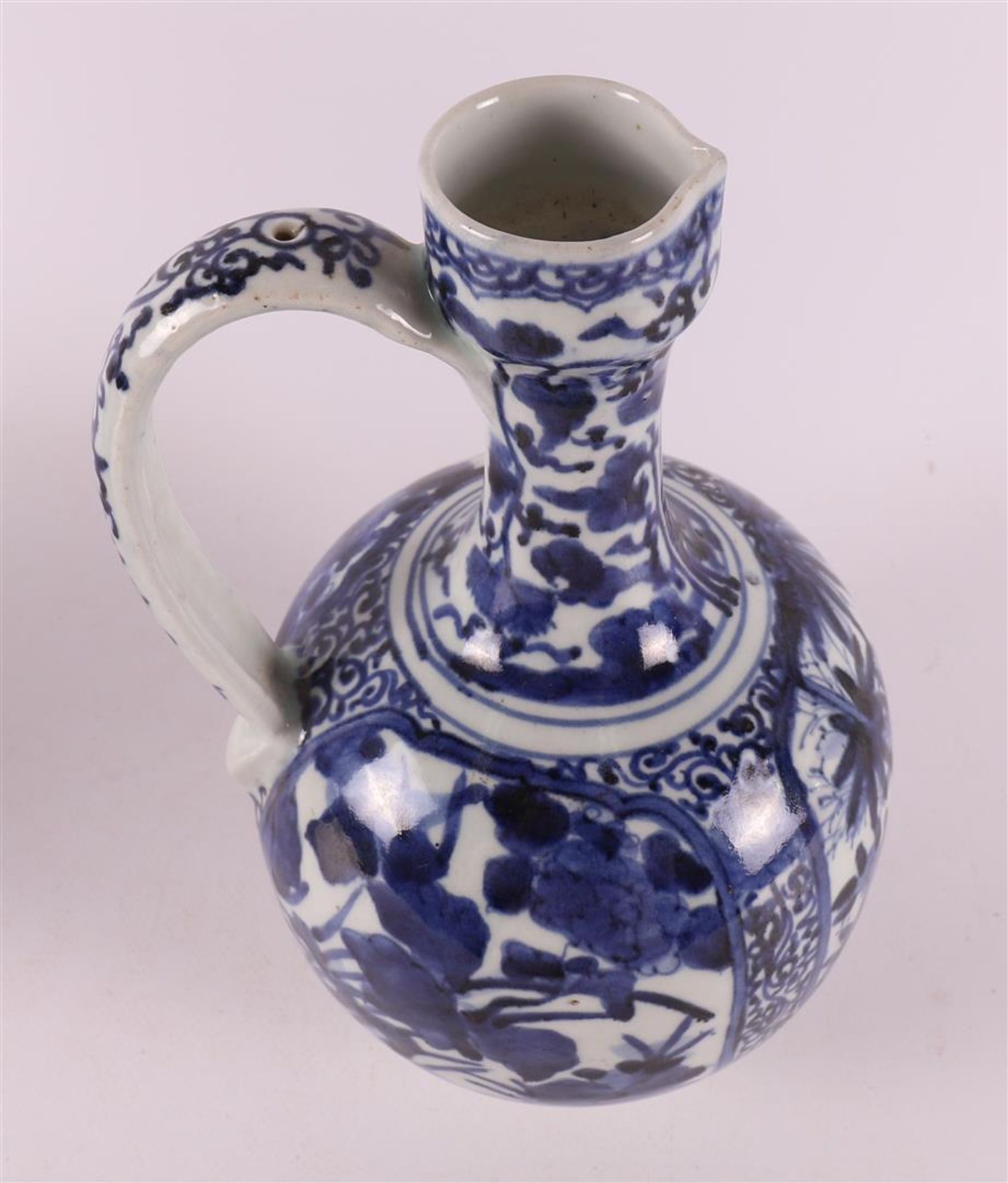 A set of blue/white porcelain jugs, Japan, Arita, 17th century. - Bild 16 aus 17