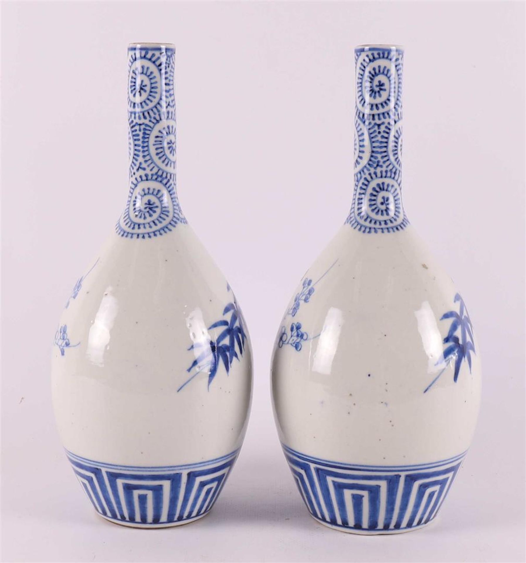 A pair of blue/white porcelain pointed vases, Japan, Meiji, around 1900. - Bild 3 aus 6