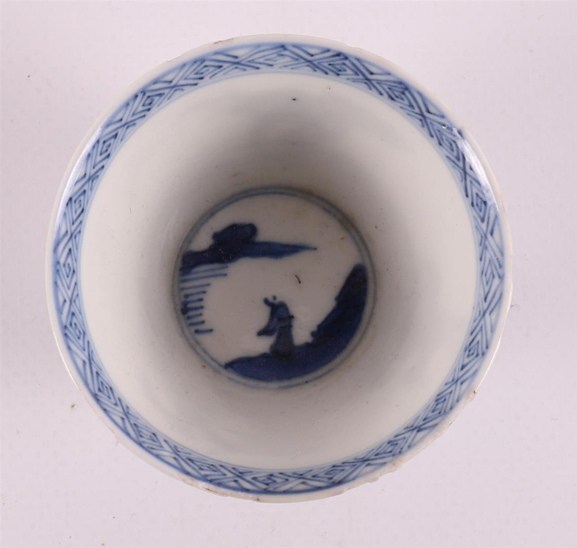 A blue/white porcelain saucer, China, Kangxi, around 1700. - Image 8 of 16