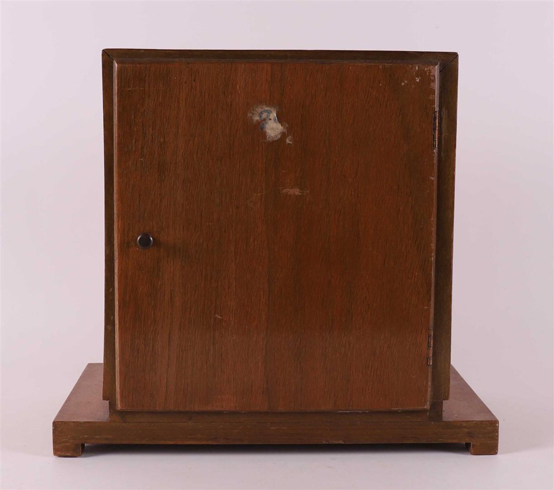 An Art Deco mantel clock in walnut casing, ca. 1930. - Bild 2 aus 3