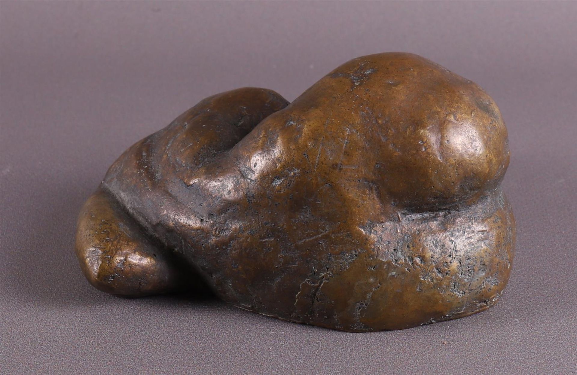 A brown patinated bronze reclining female nude, 20th century. - Bild 3 aus 3