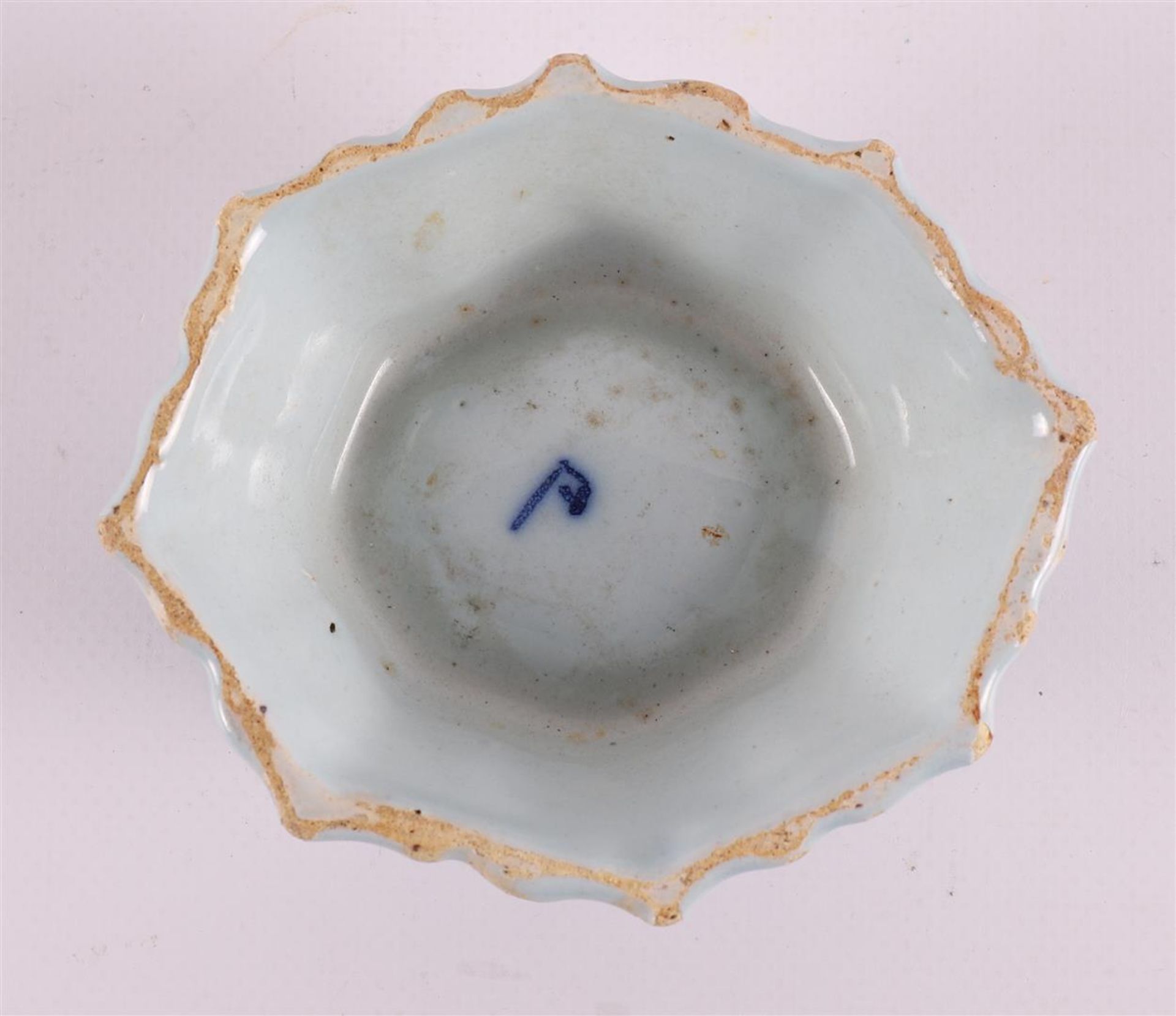 A blue underglaze decorated earthenware salt cellar, 18th century. - Image 7 of 7