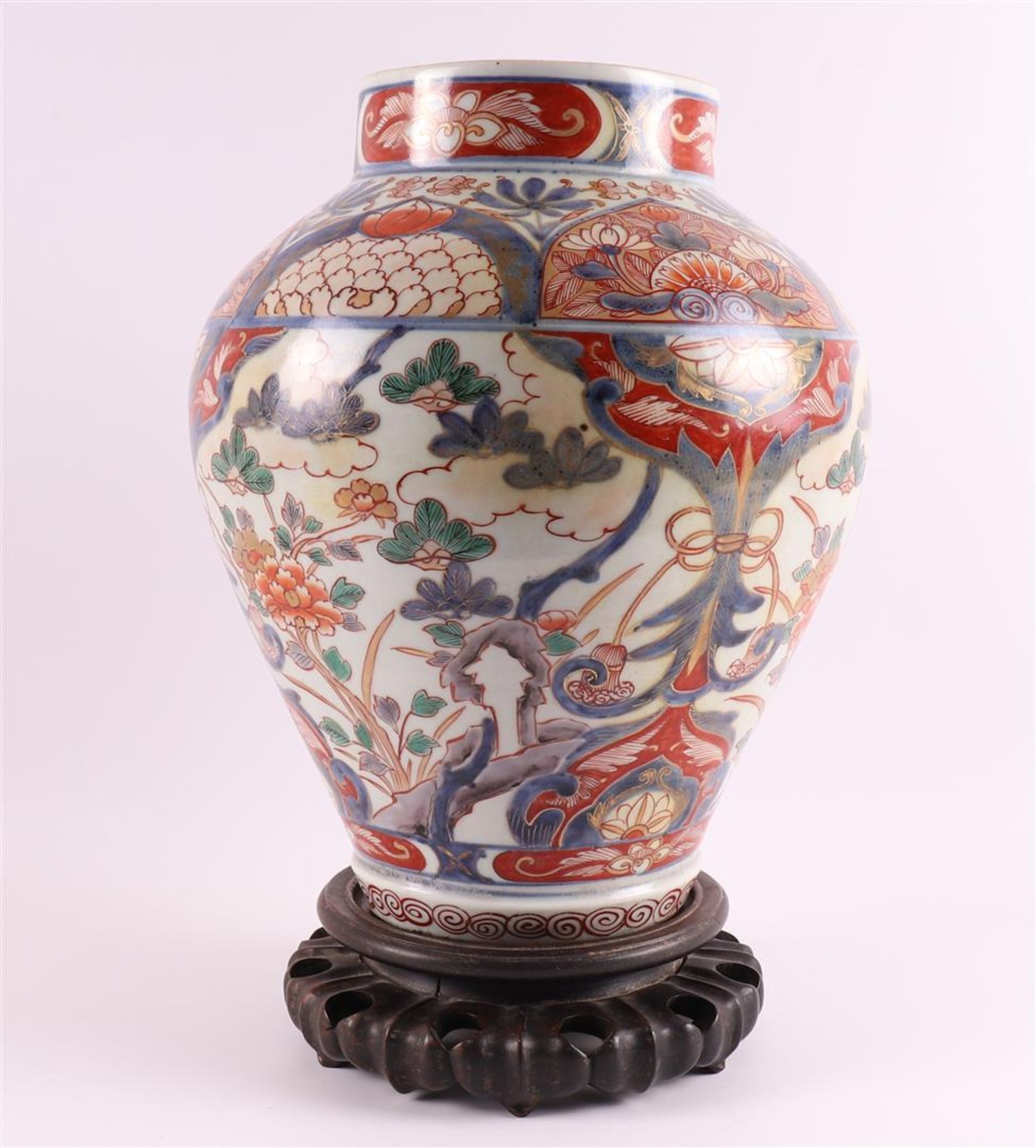 A porcelain Imari vase, Japan, Edo, early 18th century. - Bild 4 aus 11