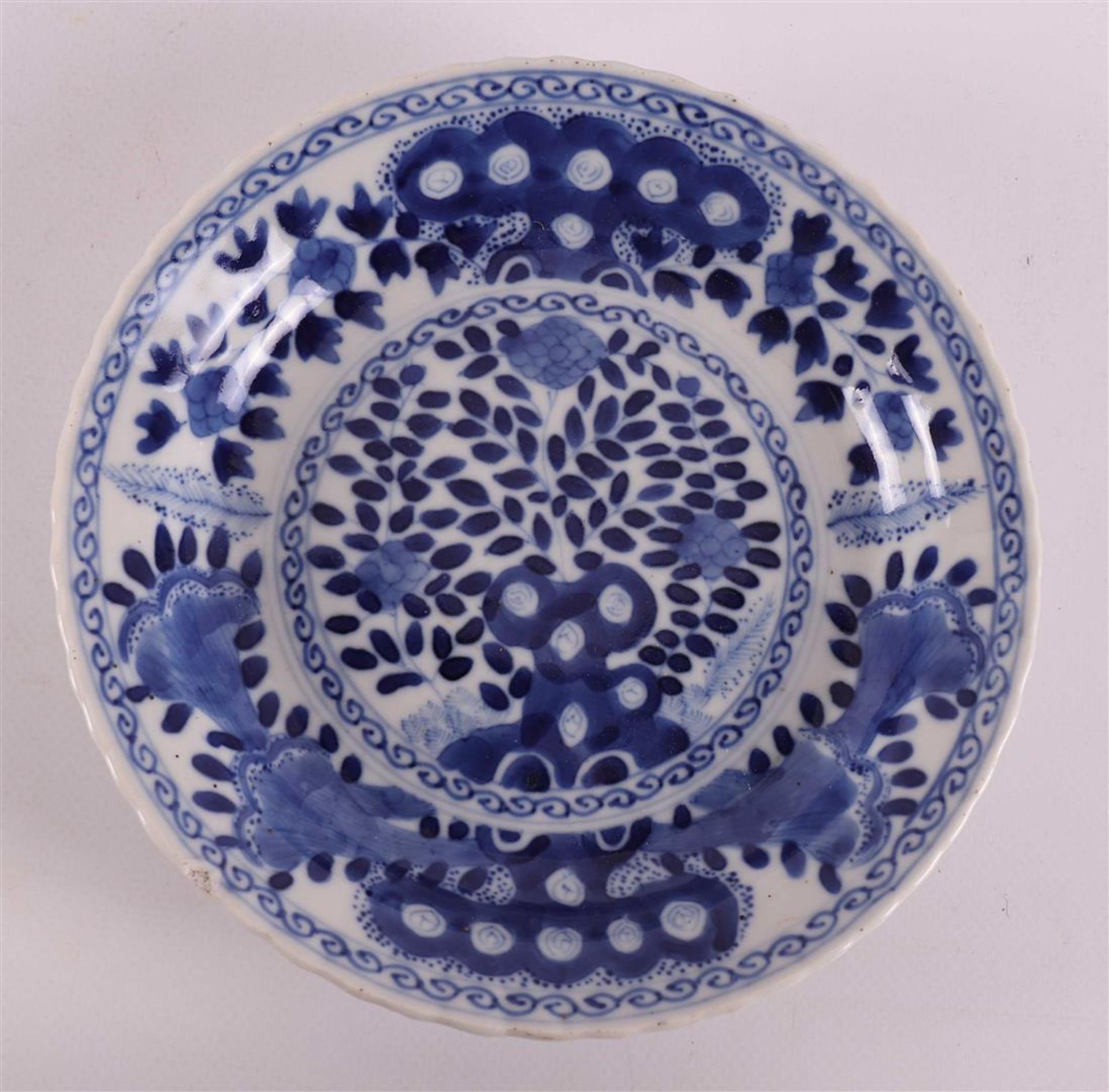 A blue/white porcelain contoured dish, China, Kangxi, around 1700. - Image 2 of 4