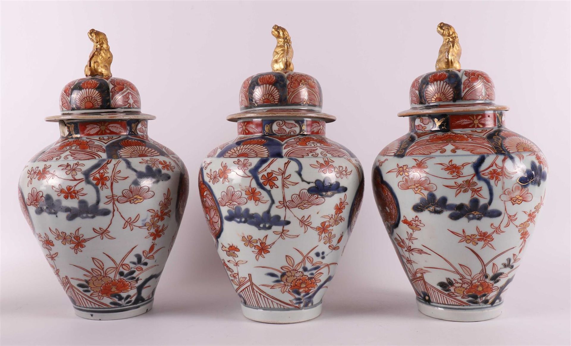 A five-piece porcelain Imari cabinet set, Japan, Edo, around 1700. - Image 4 of 20