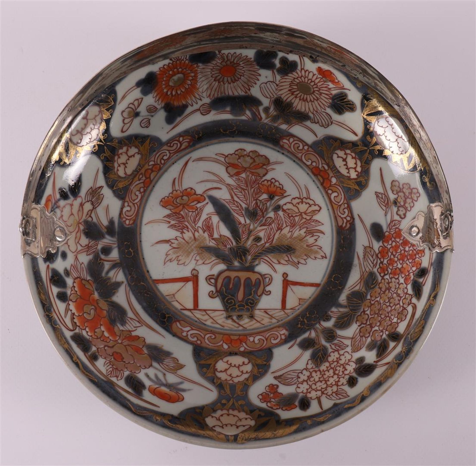 A porcelain Japanese Imari plate with silver handle, Japan, Edo, around 1700. - Bild 2 aus 3