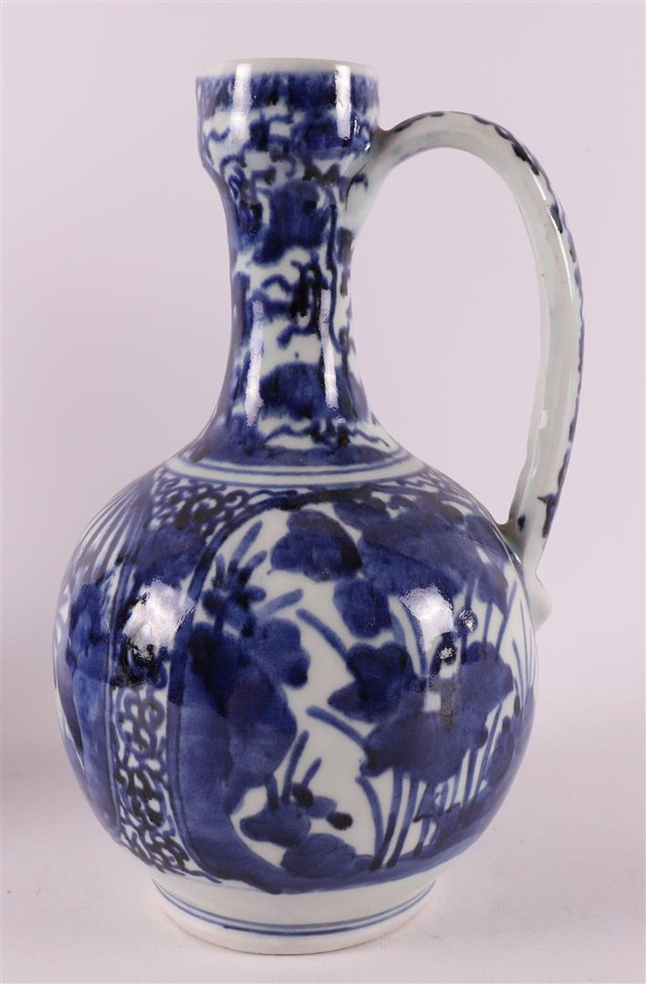 A set of blue/white porcelain jugs, Japan, Arita, 17th century. - Bild 2 aus 17