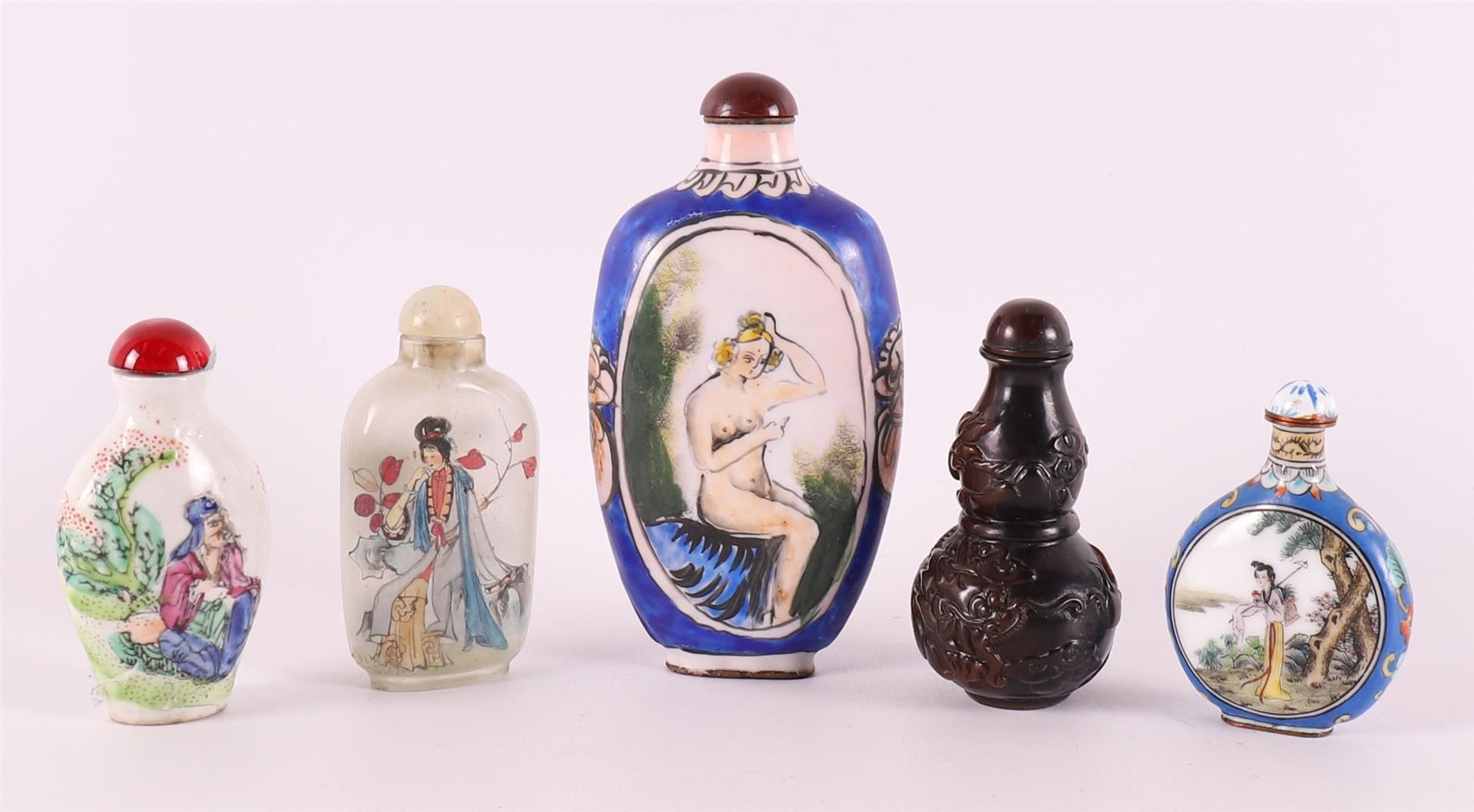 Five various snuff bottles, including enamel and glass, China, 20th century. - Bild 2 aus 3