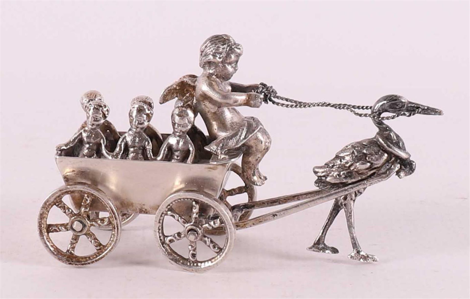 A silver wagon with putto as driver as a deliverer of children, 20th century. - Image 2 of 3