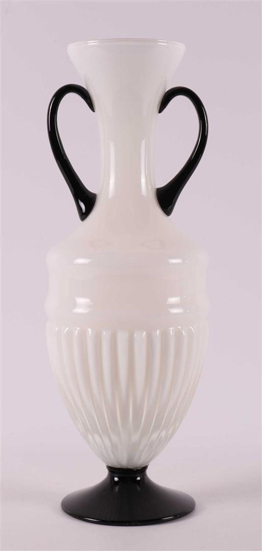 A white glass Art Deco vase with black glass handles and base, France, ca. 1920 - Bild 2 aus 4